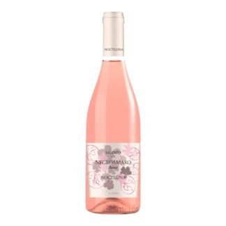 Bottiglia di vino rosato Salento I.G.P. Negroamaro Noctiluna, Le Clivie, con un'etichetta trasparente decorata con motivi floreali rosa e bianchi.